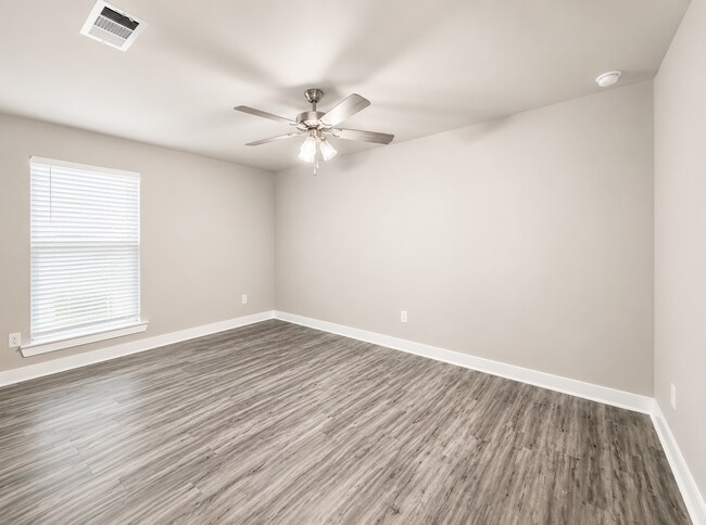 Building Photo - Available JUNE 15TH: Desirable