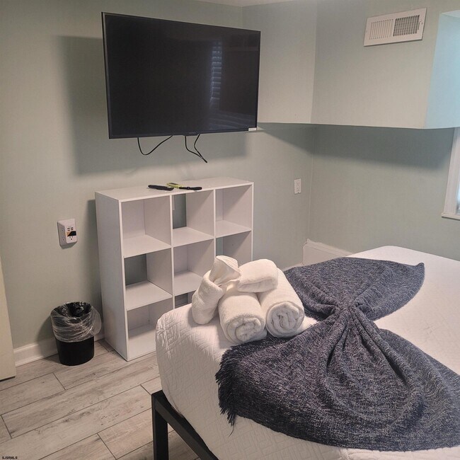 Building Photo - 105 N Windsor Ave