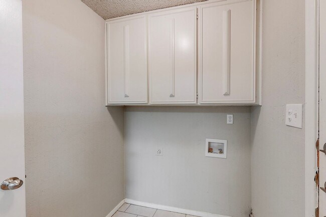 Building Photo - Available June 1st! 3 Bedroom 2 Bath East ...