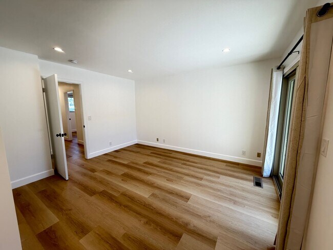 Building Photo - 9887 Broadmoor Dr