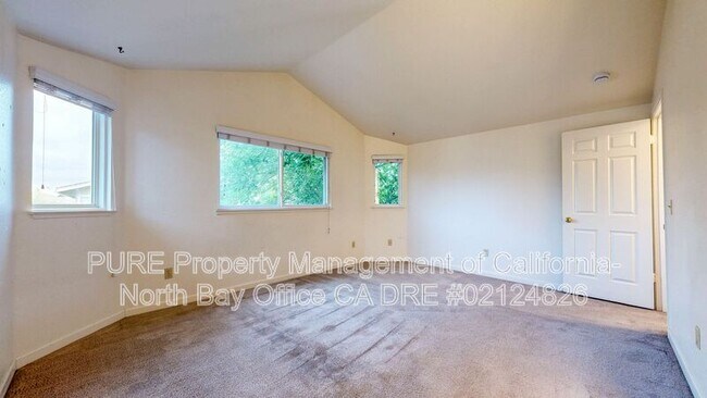 Building Photo - 2070 Pinercrest Dr