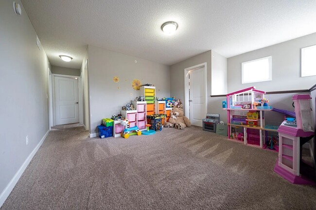 Building Photo - Rare super nice 3 bed end unit townhouse f...