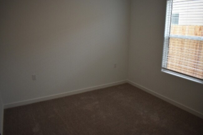 Building Photo - 4472 N San Miguel Ave