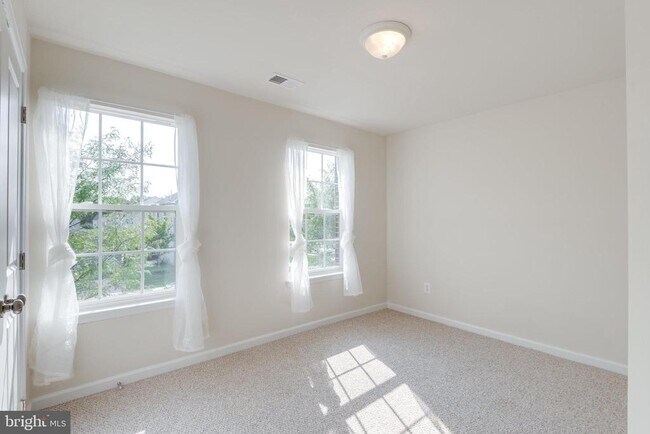 Building Photo - 10424 Goldenrod Dr