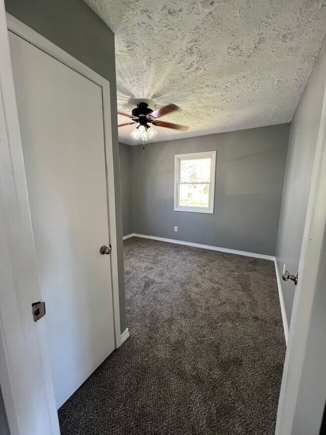 Building Photo - 3 bedroom/1 bathroom house