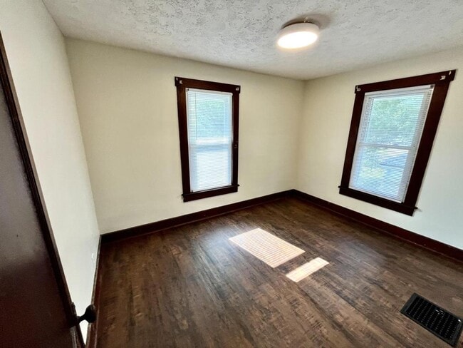 Building Photo - 604 N Park St