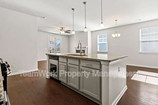 Building Photo - 454 Zenith Blvd