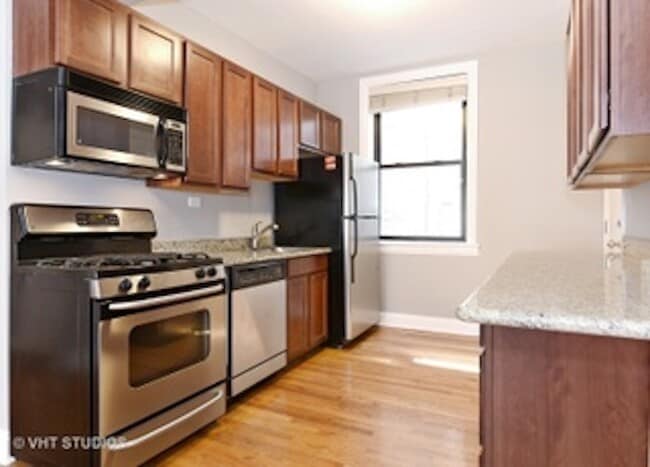 Building Photo - 903 W Cornelia Ave