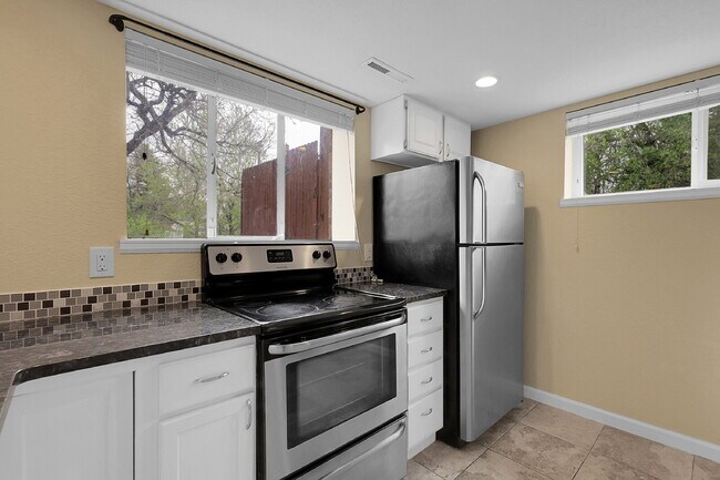 Building Photo - $1,795.95 - 2 Bed, 1 Bath Duplex Unit in Littleton with Fenced in yard, and In Unit Laundry!