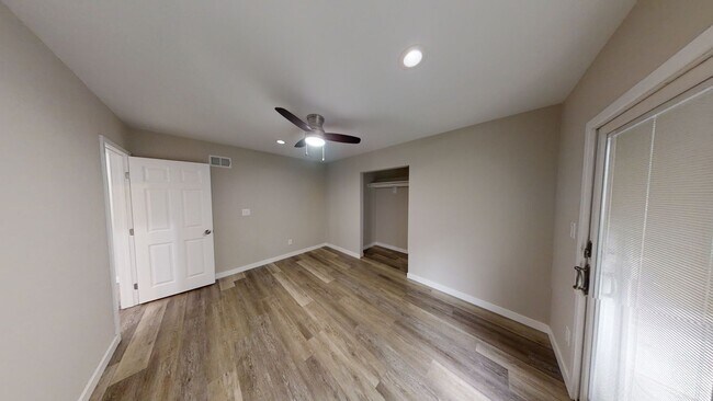 Building Photo - 4BD/2 BA Close Walk to Campus