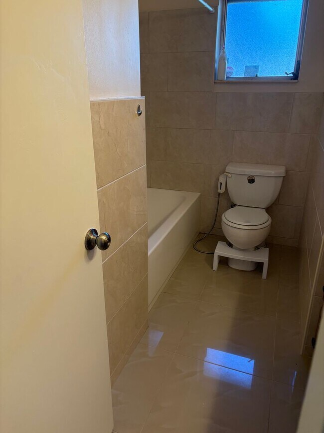 Building Photo - Spacious 3 bedroom home in quiet neighborhood