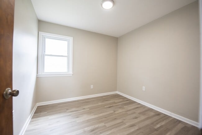 Building Photo - 9328 W Ridgewood Dr