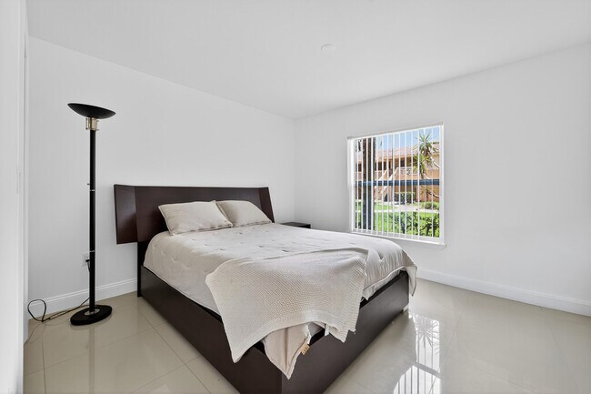 Building Photo - 4807 Via Palm Lakes Via