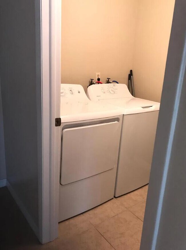 Building Photo - 9414 Nakoma Way