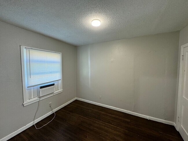Building Photo - $495 - 1 bed 1 bath - Duplex