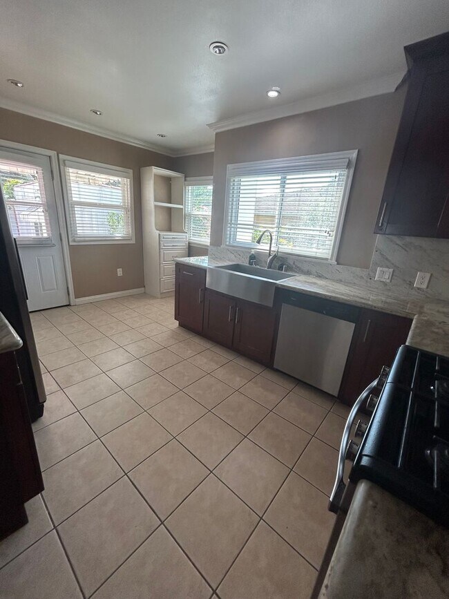 Building Photo - Beautiful Spacious 2Bd/2Bth with Bonus Family Room