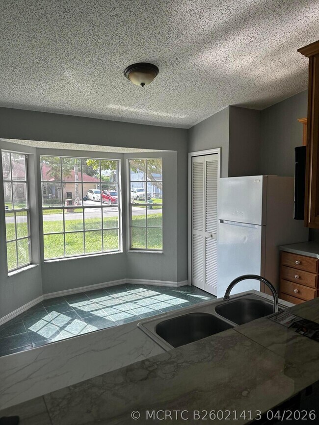 Building Photo - 1021 SW Du Bois Ave