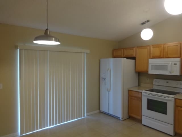 Building Photo - 2056 Redwood Cir NE