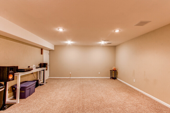 Building Photo - 2675 Forsythia Pl