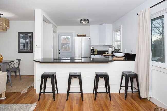 Building Photo - A Turnkey 4 Bed 2 Bath Furnished Retreat