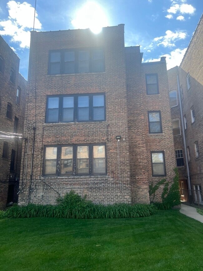 Building Photo - 6815 S Crandon Ave