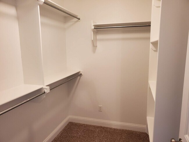 Building Photo - 710 E 94th St