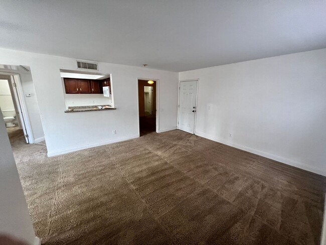 Building Photo - Lower level 2 bedroom close to pool.