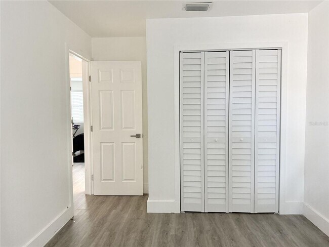 Building Photo - 5118 Tennis Ct Cir