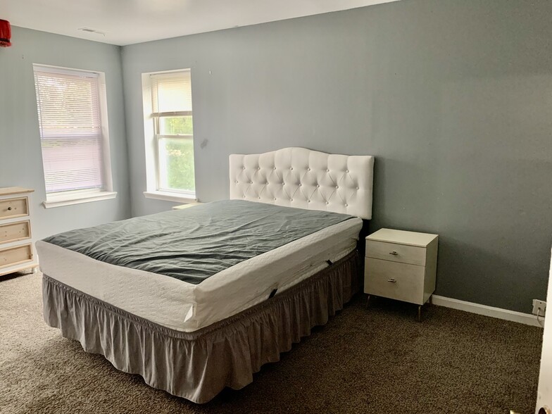 Large bedroom - bed not included - 509 Mosher St