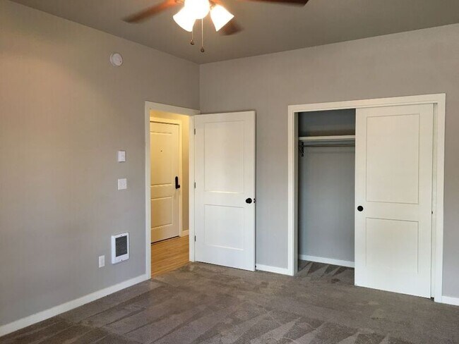 Building Photo - 502 SW Evergreen Ave