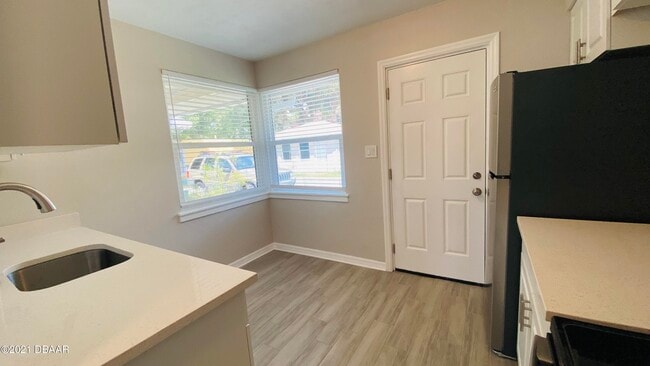 Building Photo - 914 N Wild Olive Ave