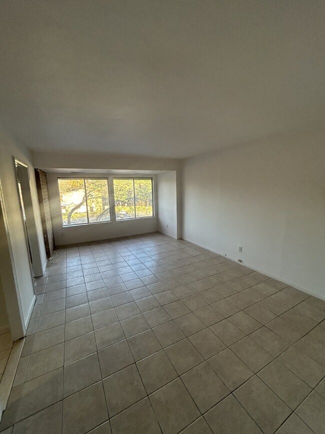 Building Photo - Spacious Condo in Nice Location!