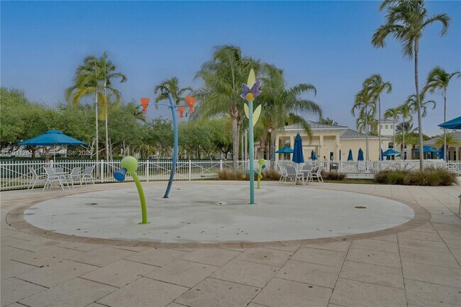 Building Photo - 2741 NE 4th St