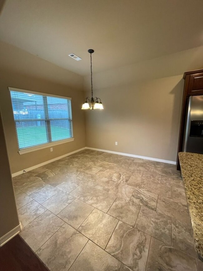 Building Photo - Stunning 3-Bedroom, 2-Bathroom Single Fami...