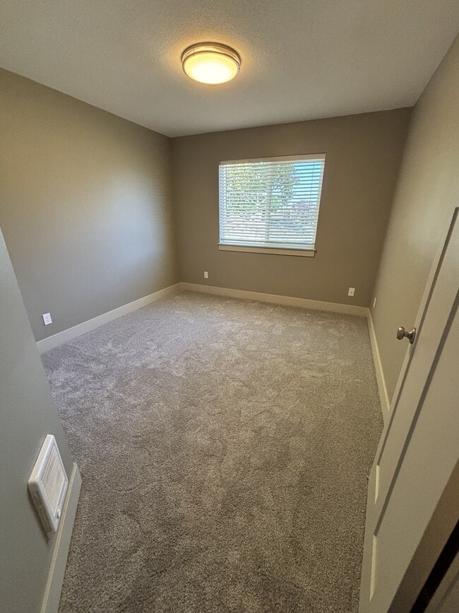 Building Photo - 388 Seven Oaks Ln