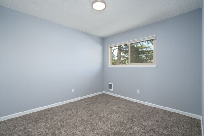 Building Photo - Recently remodeled 2 bedroom 1 bath unit! ...