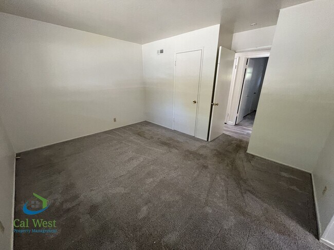 Building Photo - 10600 E Estates Dr