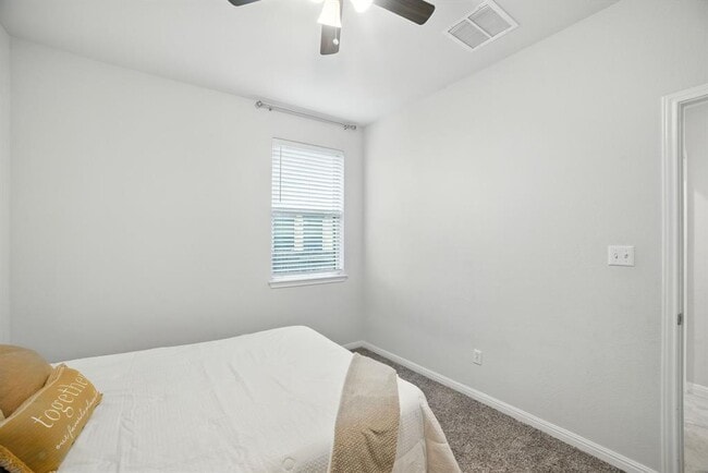 Building Photo - 324 Mountain Valley St