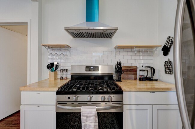 Building Photo - Fully Furnished in Owen Park!