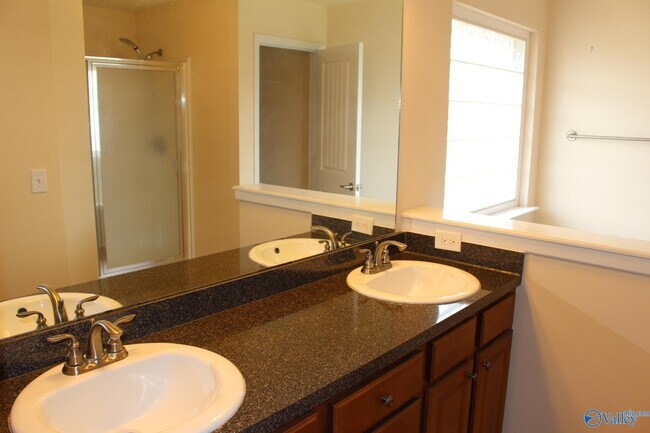 Building Photo - 103 Glen View Dr