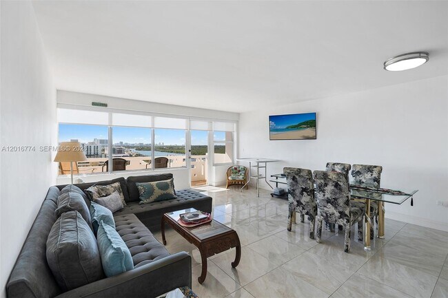 Building Photo - 3111 N Ocean Dr