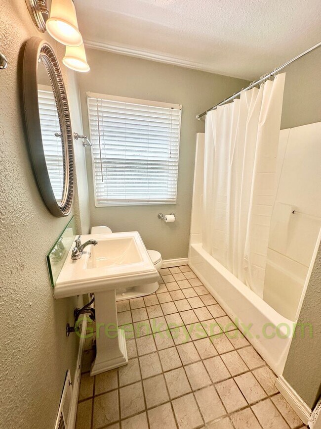 Building Photo - Huge 4 Bedroom 2 Bath House across from Rose City Golf Course