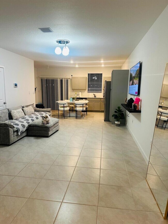 Building Photo - 437 NE 13th St