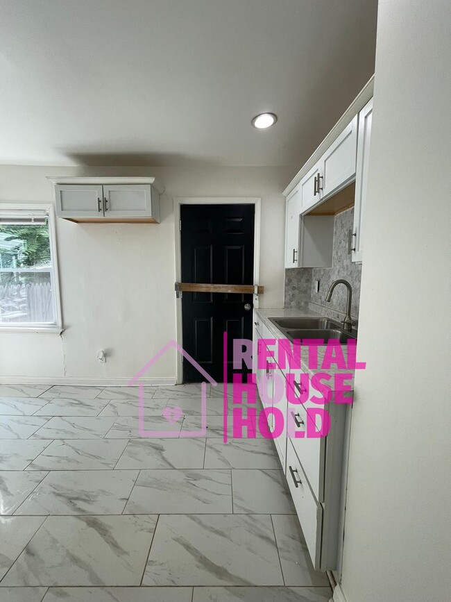 Building Photo - ~ 3 BEDROOM 1 BATH BUNGALOW FREE PRE-SCREEN