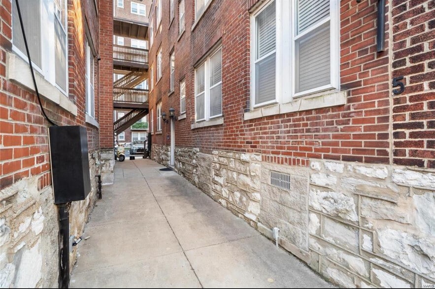 Walkway to front entrance of building - 5350 Pershing Ave