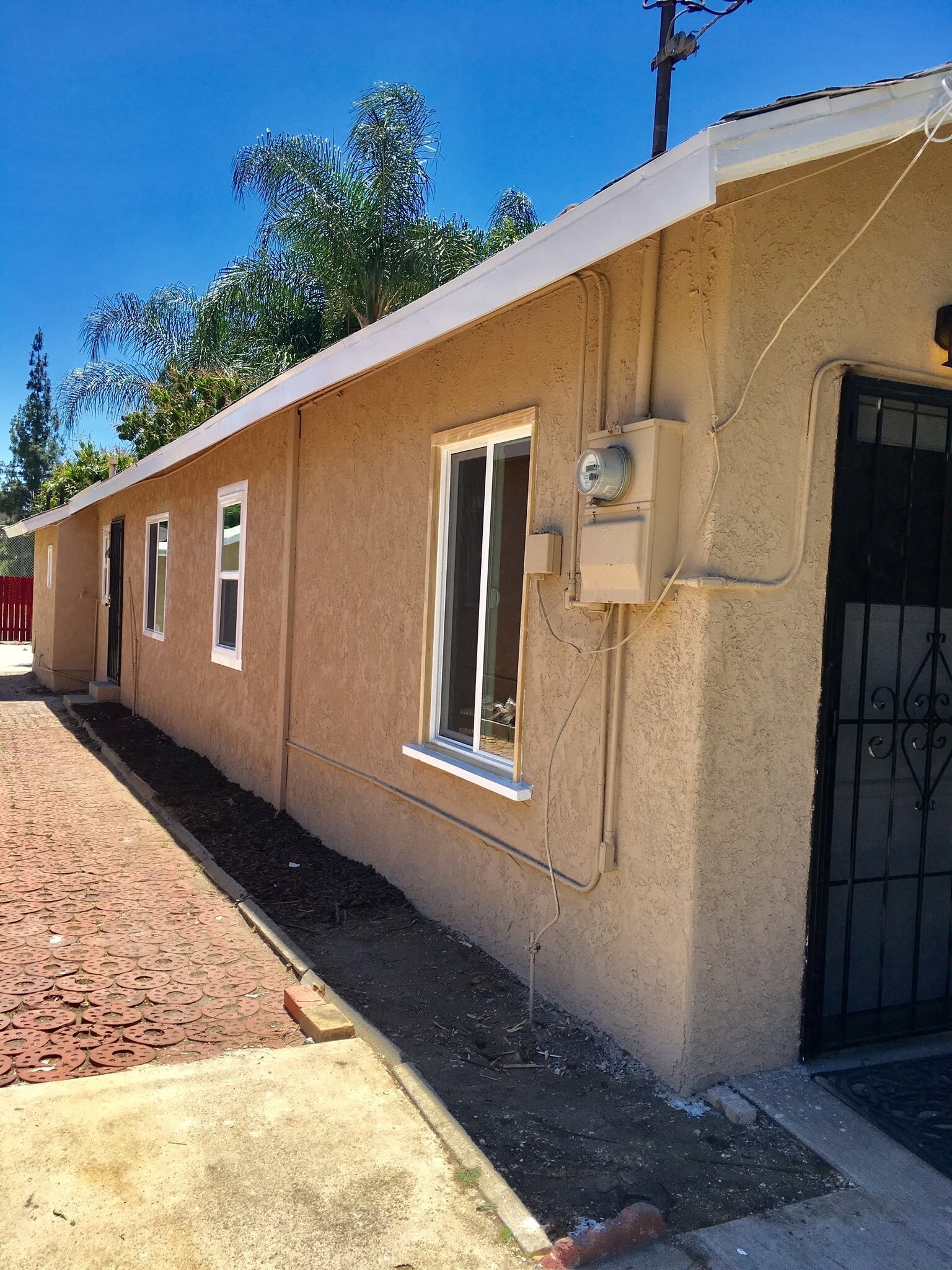 Building Photo - 606 W 4th Ave