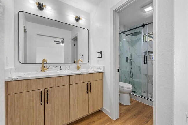 Building Photo - 2303 Thomas St