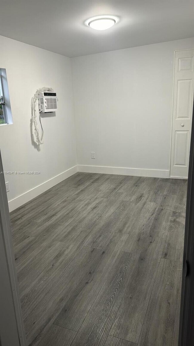 Building Photo - 5179 SW 34th St