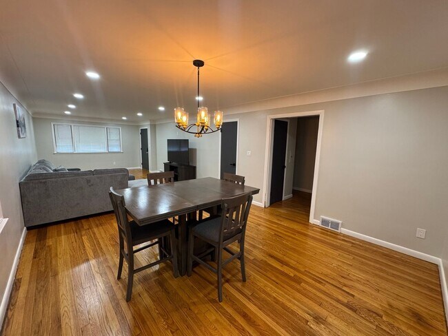 Building Photo - Charming 3BR Ground Floor Unit in South Euclid