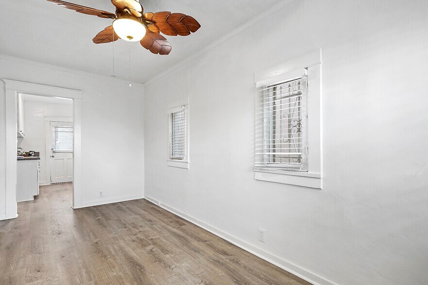 Living area towards kitchen - 1916 3rd St